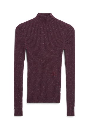 Maglione a collo alto a costine in un profondo bordeaux con pois. Maniche lunghe, forma aderente, con un sottile dettaglio del logo sulla parte anteriore.