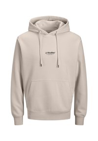 Beige Hoodie mit Fronttasche, Kapuze mit Kordelzug und schwarzem "JJ Studios" Text auf der Brust. Aus weichem Material und mit lockerer Passform.