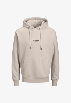 Beidzas kapuce ar priekšējo kabatu, regulējamu kapuci un melnu "JJ Studios" tekstu uz krūšu. Mīksta auduma un brīva piegriezuma dizains.
