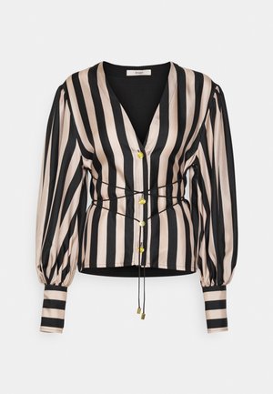 Pruhovaná blůza v černé a béžové saténu, s hlubokým výstřihem do V, nabíranými rukávy, stahovacími šňůrkami v pase a ozdobnými žlutými knoflíky.