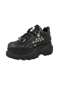 Zapatillas de plataforma negras hechas de material sintético con tachuelas plateadas, cordones redondos, etiqueta de logo y suela de goma texturizada.