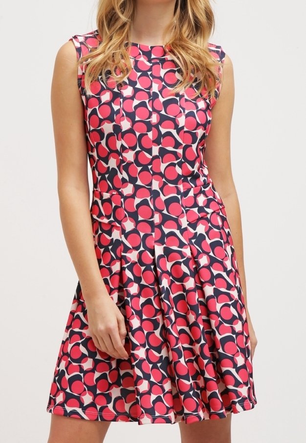 Lyhythihainen mekko vaaleanpunaisena ja tummansinisenä pyöreällä kuviolla, valmistettu sileästä kankaasta; siinä on istuva yläosa ja liehuva helma.