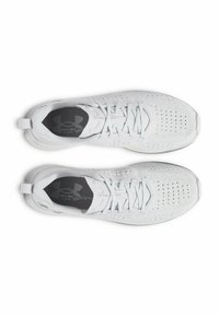 Baskets de sport blanches avec une tige en mesh respirant, fermeture à lacets, design perforé pour la ventilation et semelle texturée pour une bonne adhérence.