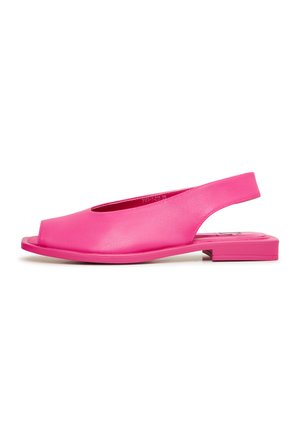 Rosa Slingback-Sandalen mit einem Peep-Toe-Design, flacher Sohle, glatter Textur und minimalistischer Struktur, die durchgehend in einer einheitlichen Farbe gehalten sind.