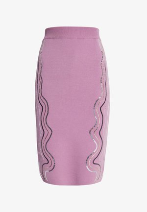 Kötött ceruzaszoknya világos rózsaszínben, hullámos ezüst és fekete flitterekkel díszítve. Feszes derékpánttal és sima textúrával rendelkezik.