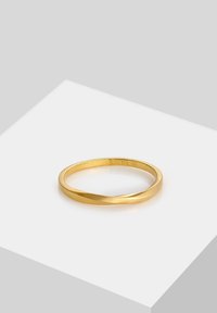 Goldring mit einem glatten, gedrehten Design. Verfügt über eine polierte Oberfläche und eine elegante, schlanke Form. Mit einem Reinheitsstempel gekennzeichnet.