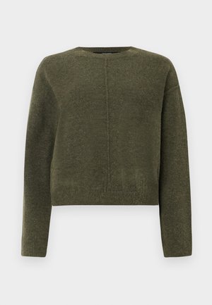 Olijfgroene, korte trui gemaakt van zacht breimateriaal. Heeft lange mouwen en een ronde halslijn met een subtiele centrale naden-detail.