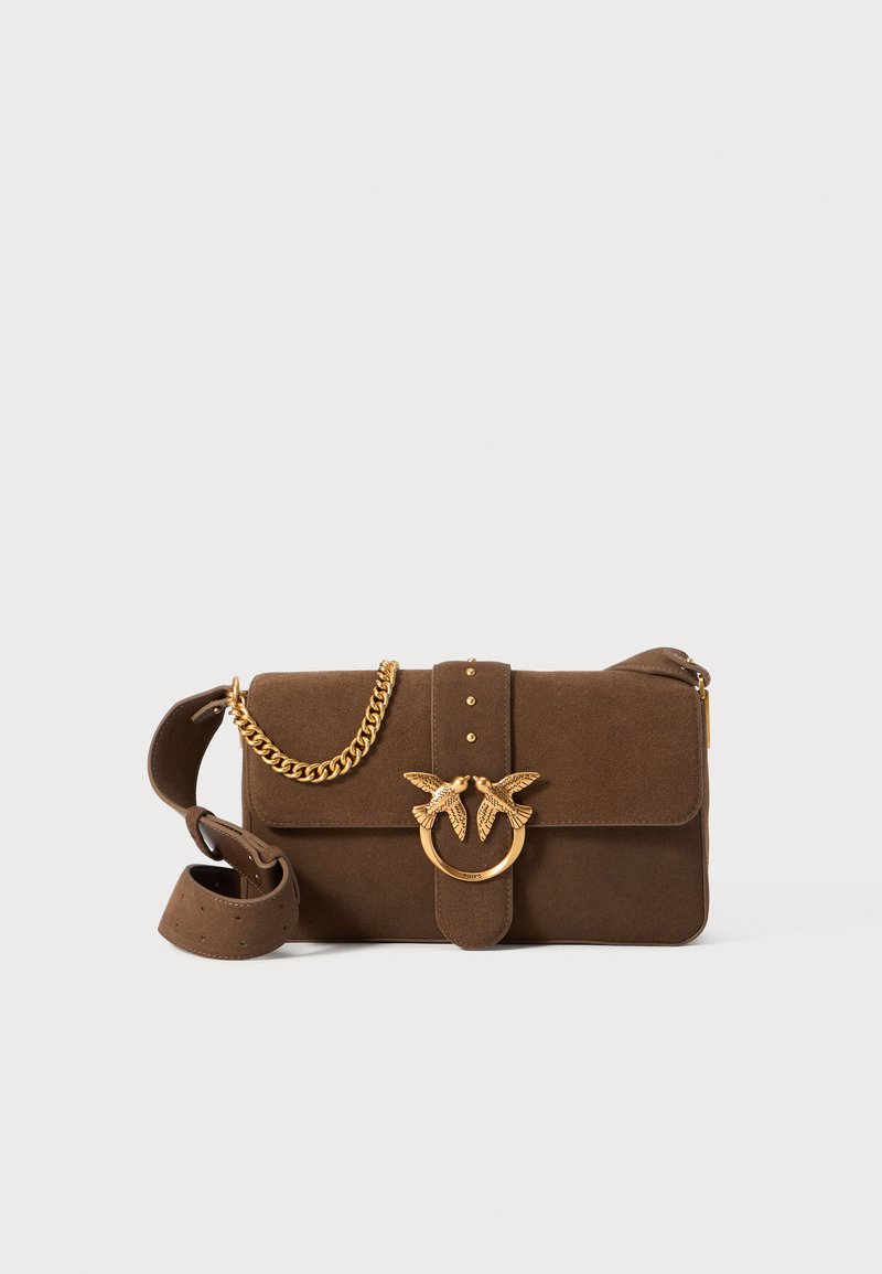 Brun semsket skinnveske med rektangulær form, som har en gullkjede-stropp og dekorative fugle-spenne accenter, festet med nagler.