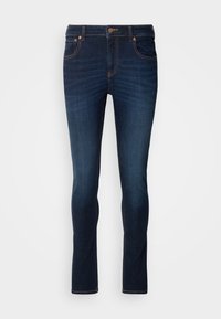 Pantalones vaqueros de mezclilla azul oscuro con un ajuste de pierna recta, diseño de cinco bolsillos, cierre de botón de latón y costuras en contraste. Textura suave.