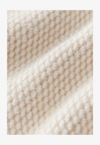 Ausgewählt, macadamia