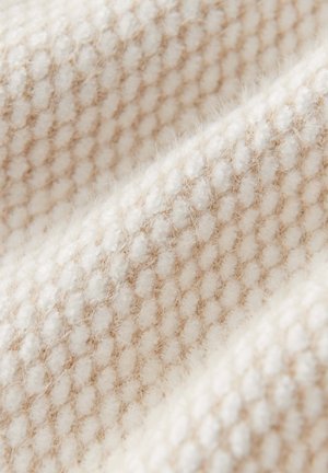 Gros plan d'un tissu tricoté doux beige et blanc présentant un motif texturé de rangées horizontales alternant surélevées et plates.