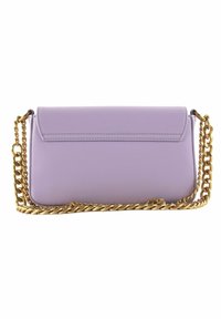 Borsa a tracolla viola in pelle con tracolla in oro, dotata di chiusura a pattina e superficie liscia. Forma rettangolare semplice.