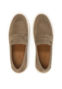 Pantofi slip-on maro din suedă, cu vârf rotunjit și detalii cusute. Talpă din cauciuc albă cu un design minimalist.