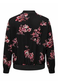 Veste bomber noire à manches longues avec des motifs floraux roses, rouges et blancs dispersés sur le tissu, avec des poignets et une ceinture côtelés.