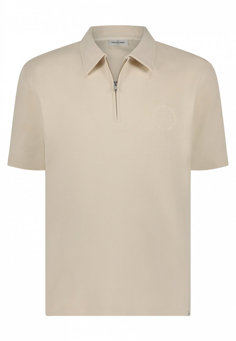 Beige poloshirt met korte mouwen en een ritskraag, voorzien van een subtiele logo-detail op de borst en een gladde, gestructureerde stof.