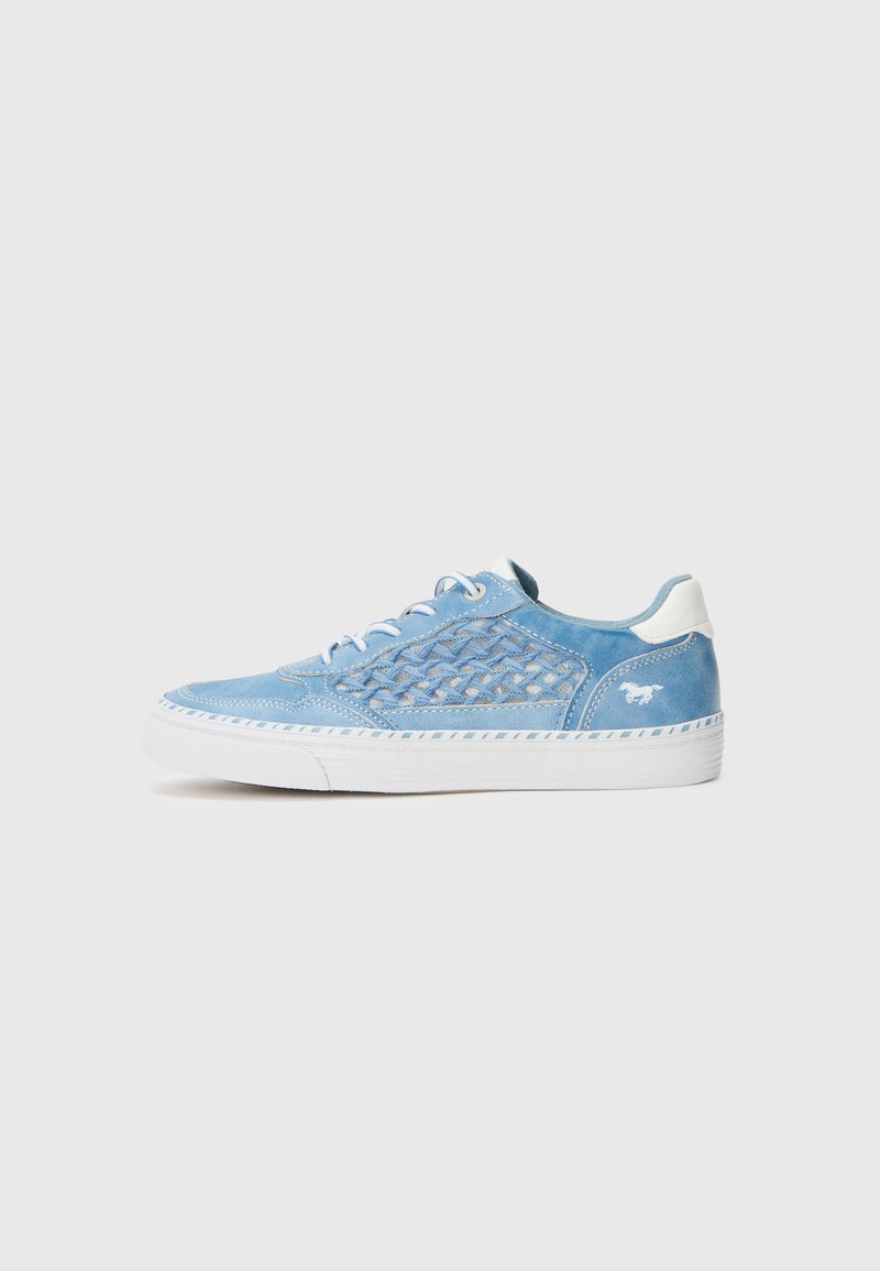 Zapatillas de ante azul con un diseño de parte superior tejido, suela de goma blanca y cordones azul claro. Presenta un pequeño logo cerca del talón y acentos a rayas.