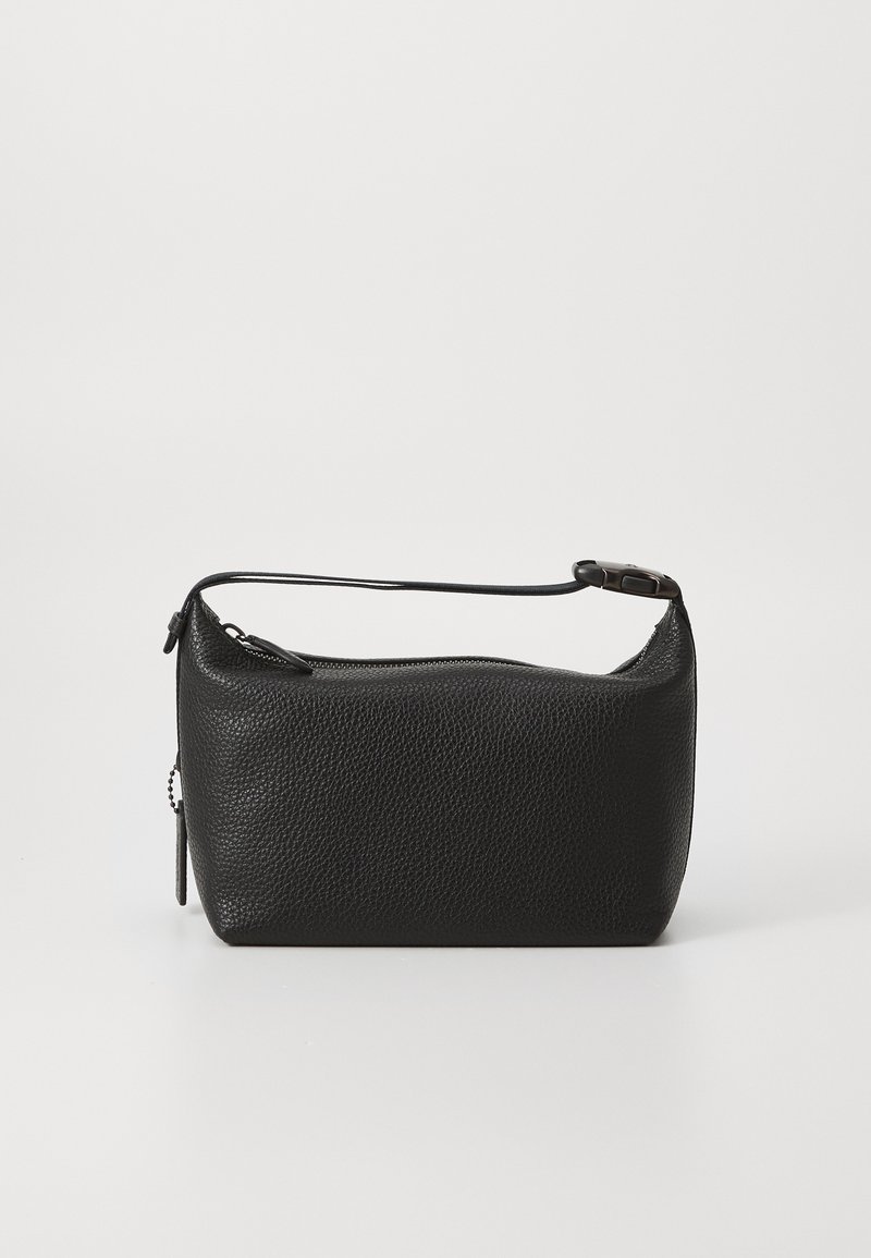 Saco de couro preto com superfície texturizada, formato retangular, fecho superior com zíper e uma alça curta para transporte à mão ou ao pulso.