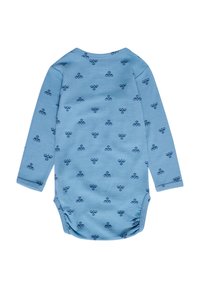 Ljust blå långärmad bodysuit med ett upprepat mönster av mörkblå fjärilar, rund halsringning och tryckknappar i botten.