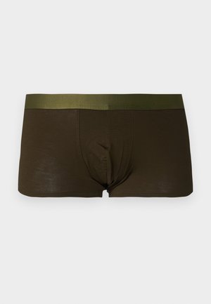 Bruna boxershorts i mjukt material, med en åtsittande design och en olivgrön midjeresår som accent. Slät textur och minimal sömnad.
