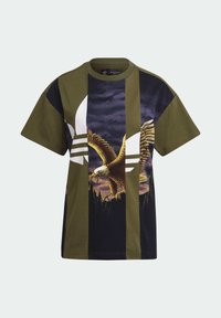 Kortärmad T-shirt i olivgrön och svart, med en stor örn-grafik och Adidas tre-strimmor logo på framsidan. Tillverkad av bomull.