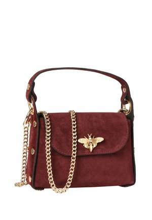 Bordeaux suède handtas met een gouden kettingriem en een gouden slot in de vorm van een bij, met een korte bovenhengsel en klinknagel details aan de zijkanten.