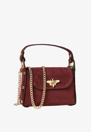 Bordeaux suède handtas met een gouden kettingriem en een gouden slot in de vorm van een bij, met een korte bovenhengsel en klinknagel details aan de zijkanten.
