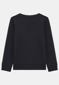 Sudadera negra de manga larga, con cuello redondo y puños y dobladillo acanalados. Textura de tela suave, sin patrones ni gráficos visibles.