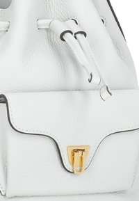 Borsa a secchiello in pelle bianca con finitura testurizzata, chiusura a morsetto in oro, chiusura con coulisse e una piccola tasca frontale con pattina curvata.