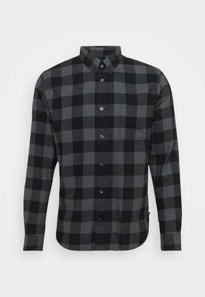 Chemise à manches longues à carreaux noirs et gris. Dotée d'un col boutonné et d'une poche avant. Le tissu a une texture lisse et une coupe structurée.