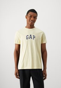 GAP NEW ARCH - Apdrukāts T-krekls - new chamois