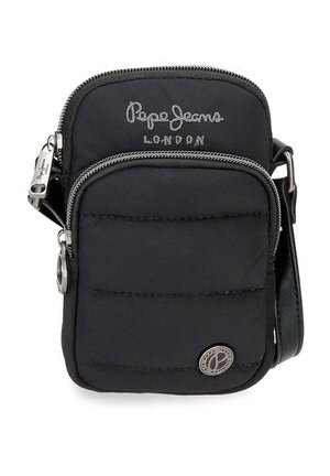Pequeño bolso bandolera negro con dos compartimentos con cremallera, logo bordado de Pepe Jeans London y emblema metálico en el frente, y correa ajustable.