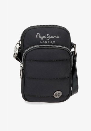 Pequeño bolso bandolera negro con dos compartimentos con cremallera, logo bordado de Pepe Jeans London y emblema metálico en el frente, y correa ajustable.