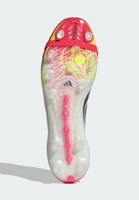 Καθαρή σόλα ποδοσφαιρικού παπουτσιού με κόκκινες τάπες, το κείμενο "Predator" κοντά στα δάχτυλα και ροζ υποστήριξη Powerspine που τρέχει κατά μήκος του κέντρου.