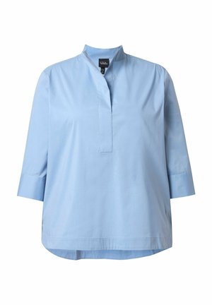 Světlomodrá halenka se stojáčkovým límečkem, tříčtvrtečními rukávy a předním lékem. Hladká bavlněná látka; mírně zakřivený spodní lem.
