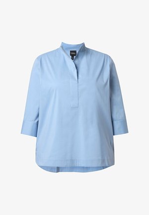 Lichtblauwe blouse met een opstaande kraag, driekwartmouwen en een voorpand met knoppenlijst. Soepele katoenen stof; licht gebogen zoomlijn.
