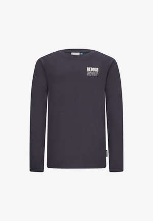 T-shirt a maniche lunghe di colore blu navy realizzato in morbido cotone. Presenta una piccola grafica "RETOUR JEANS" di colore crema sul petto e un'etichetta sul lato.