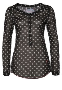 Chemise longue noire transparente à manches longues, ornée d'un motif de lèvres blanches, avec un col rond, une fermeture à boutons sur le devant et des surpiqûres rouges au bas.