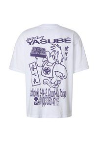 T-shirt blanc avec un canard violet de dessin animé tenant un plateau de nouilles et un texte japonais comprenant "SOBA YASUBÉ" et les détails de l'adresse de Tokyo.