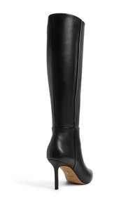 Stivali in pelle nera fino al ginocchio con una finitura liscia, forma affusolata e tacco a stiletto alto. Marchio distintivo sulla suola.