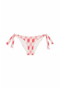 Parte inferior de bikini de tiro bajo con patrón de cuadros rojo y blanco y cierres laterales con lazos sobre un fondo blanco.