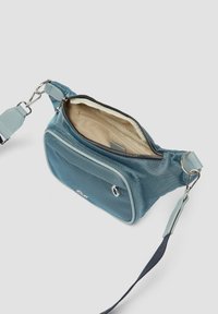 Blauwe textiele tas met ritsluiting, voorzien van een beige interieur, verstelbare schouderband en metalen hardware accenten.