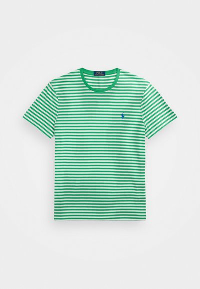 Πράσινο και λευκό ριγωτό μπλουζάκι φτιαγμένο από βαμβάκι, με στρογγυλή λαιμόκοψη και μικρό μπλε λογότυπο στο αριστερό στήθος. Κοντά μανίκια.