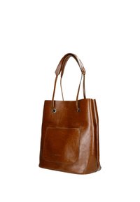 Borsa a spalla in pelle marrone con due manici, dotata di una tasca frontale e dettagli in occhioletto argentati. Texture liscia con una forma strutturata.