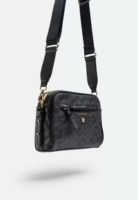 Mustapintainen synteettinen olkalaukku, jossa on geometrinen kuvio, etupuolella vetoketjullinen tasku, kultaista metalliosaa ja säädettävä olkahihna.