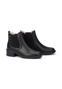 Botas negras de cuero hasta el tobillo con paneles laterales elásticos, detalles con tachuelas, forro rosa y tacones cuadrado. Textura suave con punta redondeada.