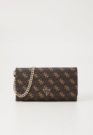 Sort syntetisk læderpung med et guld monogrammønster, rektangulær form og en sølvkæde-rem. Har et trekantet logo-accents.