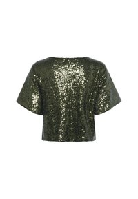 Korte mouwen cropped top bedekt met donkergroene pailletten met een reflecterend, glinsterend oppervlak, van de achterkant weergegeven tegen een witte achtergrond.