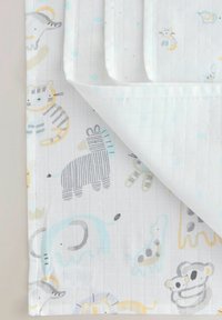 Musselin-Decke aus einem weichen, leichten Stoff mit pastellfarbenen Tiermotiven, darunter ein Zebra, ein Elefant und verschiedene verspielte Designs.