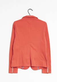 Rød blazer med klapkrave, rygslids og knapdetaljer på ærmerne. Glat tekstur. Hænger på en sort krog.