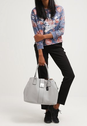 Šedá kožená kabelka s pevnou strukturou, stříbrnými kovovými doplňky a bezpečným zapínáním. Texturovaný povrch s hladkým zakončením.